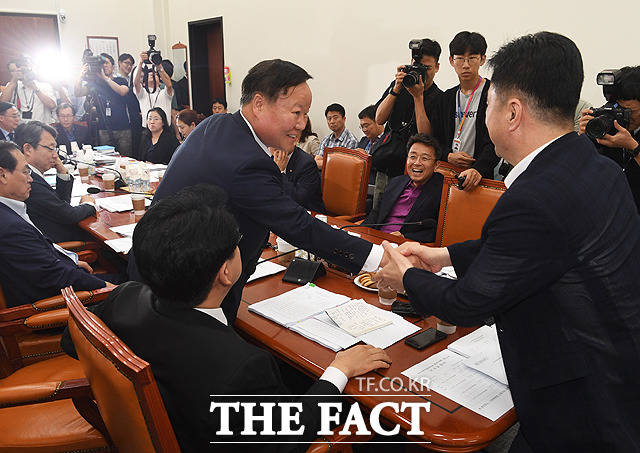 밝은 표정의 김재원 자유한국당 의원(왼쪽)
