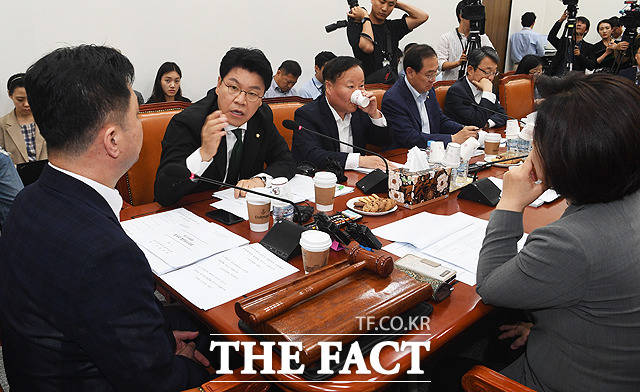 자유한국당의 입장을 밝히는 장제원 자유한국당 간사(왼쪽 두번째)