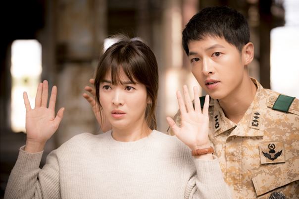 송혜교(왼쪽)와 송중기는 태양의 후예에 함께 출연했다. /KBS2 태양의 후예 스틸