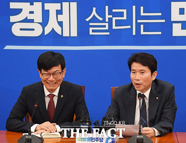 이인영 원내대표의 덕담에 환한 미소 짓는 김상조 신임 청와대 정책실장(왼쪽)