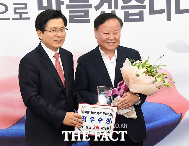 자유한국당 유튜브 영상 제작 콘테스트 시상식에서 최우수상을 수상한 김재원 의원(오른쪽)