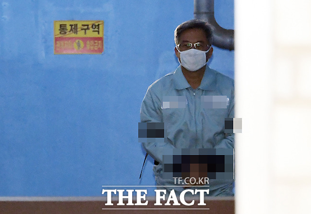 댓글 조작 혐의 등으로 재판에 넘겨진 드루킹 김동원(50)씨가 1월 30일 서울중앙지법에서 열린 1심 선고 공판에서 징역 3년 6개월을 선고 받은 뒤 호송차에 오르고 있다. /이새롬 기자