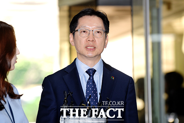 김경수 경남도지사가 5월 23일 서울고등법원에서 열린 항소심 5차 공판에 출석하기 위해 법정으로 향하고 있다. /이선화 기자