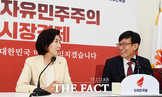 환한 미소로 화답하는 김상조 신임 청와대 정책실장(오른쪽)