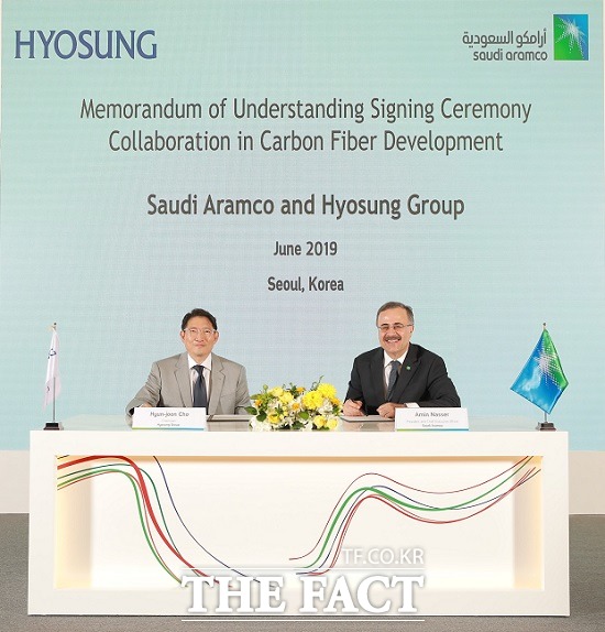 조현준 효성그룹 회장(왼쪽)이 지난 25일 서울 여의도 콘래드호텔에서 사우디 아람코 아민 나세르 CEO와 탄소섬유 공장 설립 검토를 위한 MOU를 체결했다. /효성그룹 제공