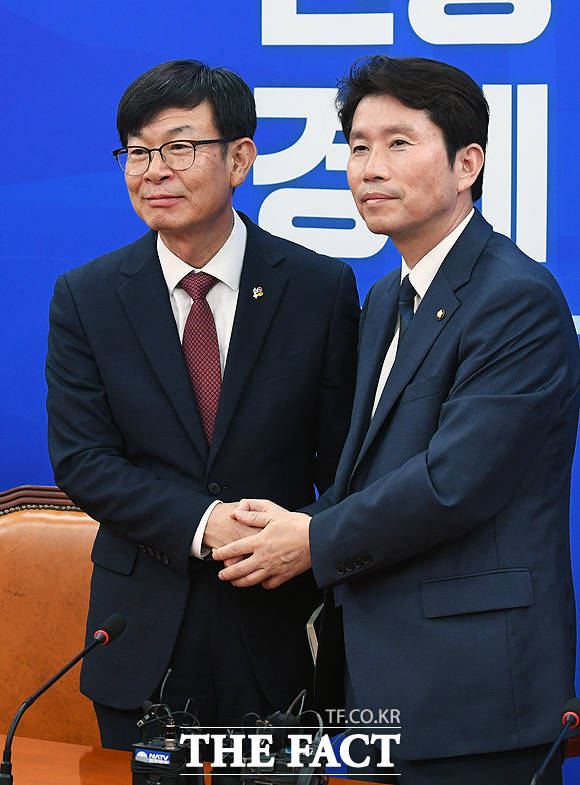 이인영 더불어민주당 원내대표 예방한 김상조 신임 청와대 정책실장(왼쪽)