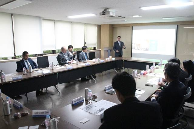 27일 서울 방배동 한국제약바이오협회 오픈이노베이션 플라자에서 니자르 알 하리리 사우디 산업클러스터 회장이 사우디의 제약산업 현황에 대해 소개하고 있다. /한국제약바이오협회 제공