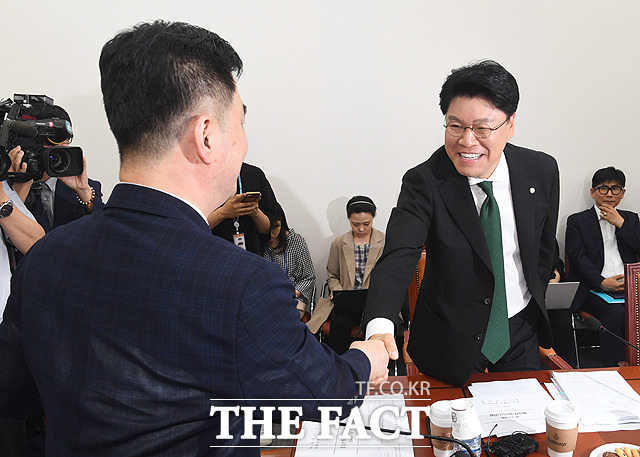 밝은 표정으로 인사하는 김종민 정개특위 1소위원장(왼쪽)과 장제원 자유한국당 간사