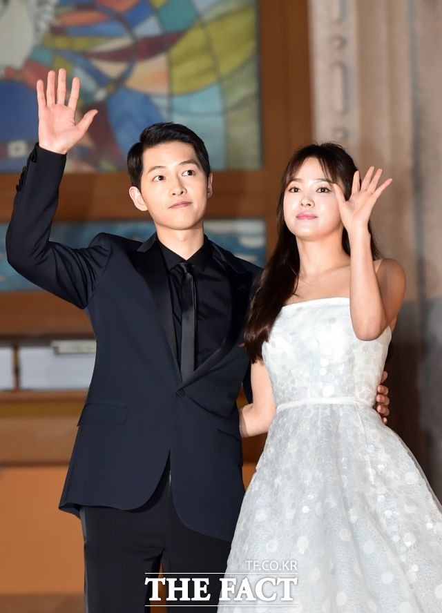 외신이 배우 송중기(왼쪽)와 송혜교의 파경 소식을 대대적으로 보도하고 있다. /더팩트DB