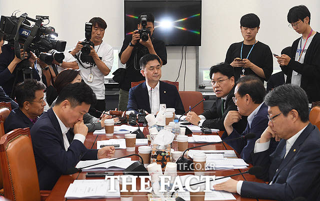 국회 정치개혁특별위원회 제1소위원회가 27일 오후 서울 여의도 국회에서 열린 가운데 장제원 자유한국당 간사(오른쪽 세번째)가 발언을 하고 있다. / 국회=배정한 기자