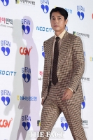 [TF포토] 정우성, '걸어다니는 조각남'