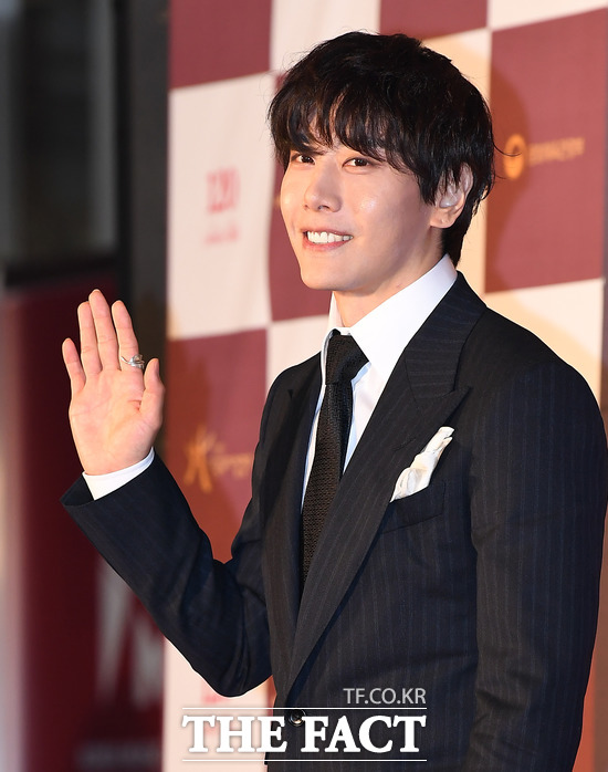 가수 박효신이 과거 전속 계약을 명목으로 금전적 이득을 취득했다는 주장이 제기됐다. /임세준 기자