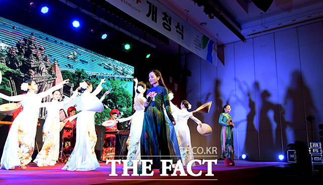 축하연으로 펼쳐진 베트남 전통 공연
