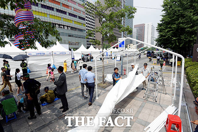 광장 건너편인 서울파이낸스센터 앞에도 추가 설치되는 천막