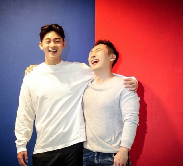 개그맨 이승윤(오른쪽)의 매니저 강현석이 과거 채무 불이행 논란에 대해 사과했다. /이승윤 인스타그램