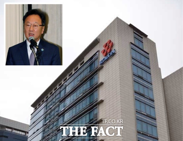 이우석 코오롱생명과학·코오롱제약 대표가 제약 대표 자리에서 물러났다. 이 대표는 앞서 코오롱티슈진 대표에서 사임한 바 있다. 사진 좌측 상단이 이우석 코오롱생명과학 대표. / 더팩트 DB, 뉴시스