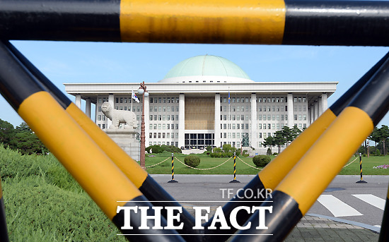 국회에서 비례대표제 확대, 폐지를 놓고 여야가 대립하고 있는 가운데 파행, 왜곡된 비례대표제 문제부터 고쳐야 한다는 비판의 목소리가 높다. /더팩트 DB