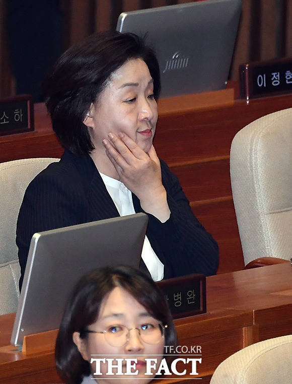 심상정 정의당 의원이 28일 오후 서울 여의도 국회에서 열린 본회의에 참석해 고민스러운 표정을 짓고 있다. /국회=이새롬 기자