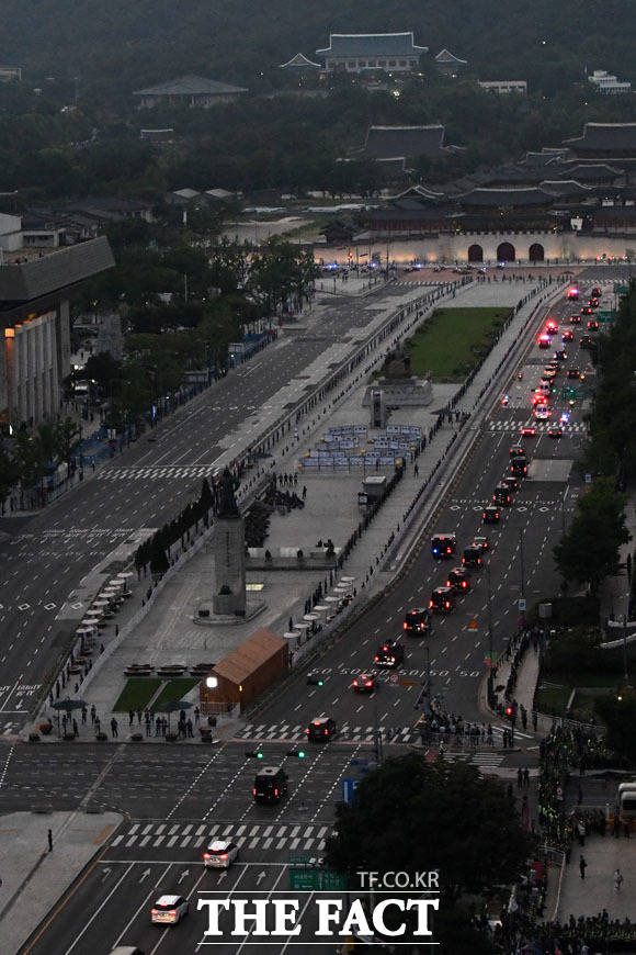 도널드 트럼프 미국 대통령을 태운 차량 행렬이 29일 오후 서울 중구 세종대로를 지나 청와대로 향하고 있다./남윤호 기자