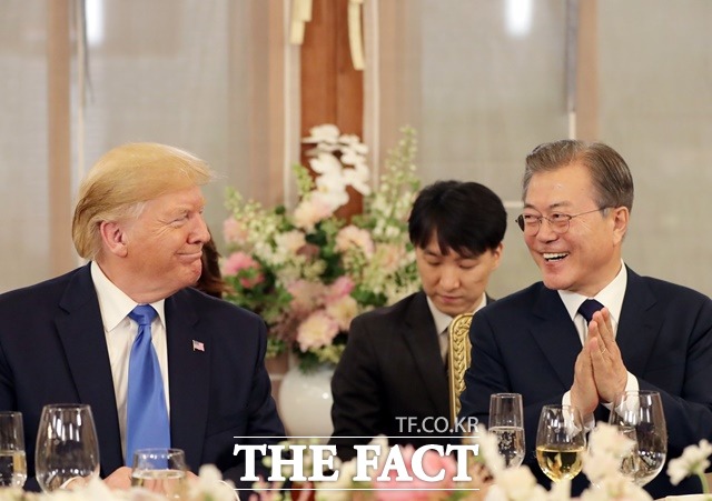 문재인 대통령과 도널드 트럼프 미국 대통령은 29일 청와대 만찬에서 김정은 북한 국무위원장을 만날 수 있음을 시사해 주목된다. /청와대 제공