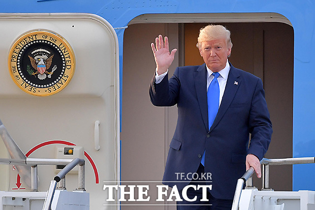 도널드 트럼프 미국 대통령이 29일 오후 경기도 오산 미 공군기지를 통해 입국하고 있다. /오산=사진공동취재단