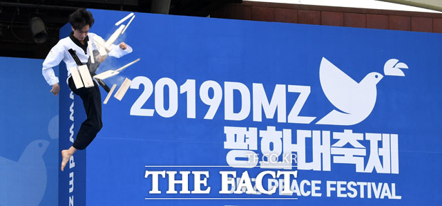 29일 오전 경기도 파주시 임진각 평화누리공원에서 열린 2019 DMZ 평화대축제에 세계태권도연맹 시범단이 참석해 화려한 공연을 펼치고 있다./파주=남윤호 기자