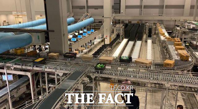 하루 주문 4만 건을 처리하는 신세계의 새로운 야심작 쓱닷컴(SSG)의 온라인 전용 물류센터 네오 002 내부에서 쉼 없이 상품이 분류되고 있다. /이민주 기자