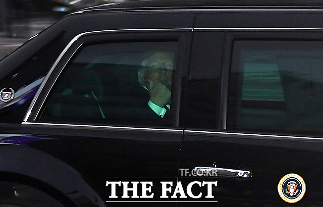 도널드 트럼프 미국 대통령이 29일 오후 방한해 서울 광화문 광장을 지나 청와대로 향하고 있다. /이새롬 기자