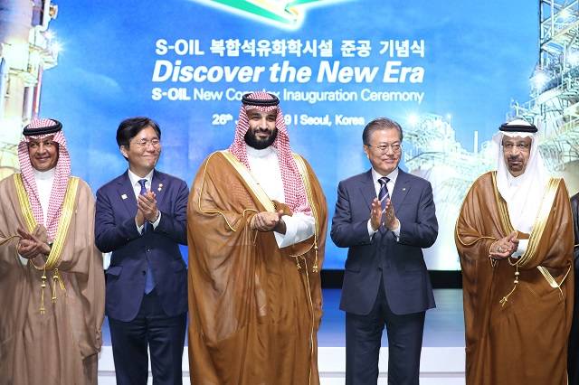 문재인 대통령과 무함마드 빈 살만 사우디아라비아 왕세자 등이 에쓰오일 RUC·ODC 설비 준공을 축하하고 있다. 사진은 왼쪽부터 알 트와이즈리 사우디 경제기획부 장관, 성윤모 산업통상자원부 장관, 빈 살만 사우디아라비아 왕세자, 문재인 대통령, 알 팔레 사우디 에너지산업광물자원부 장관. /뉴시스