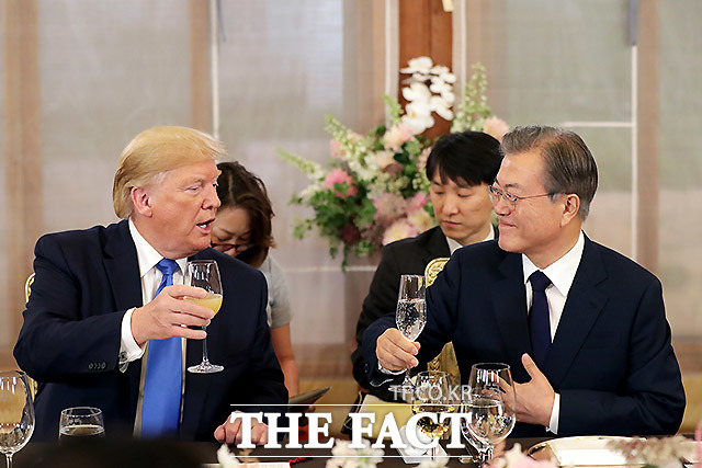 도널드 트럼프 미국 대통령과 문재인 대통령이 29일 청와대 상춘재에서 만찬을 갖고 있다. /청와대 제공