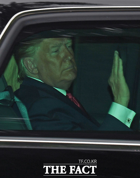 도널드 트럼프 미국 대통령이 지난달 30일 오전 서울 용산구 그랜드하얏트호텔에서 국내 주요 대기업 총수들과 만나 각 그룹별 추진해 온 대미 투자에 대한 감사의 뜻을 전했다. 총수들과 간담회를 마치고 청와대로 이동하는 도널드 트럼프 미국 대통령 /이동률 기자