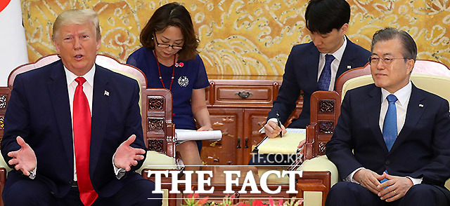 정전선언 66년 만에 북미 만남! 문재인 대통령은 30일 도널드 트럼프 대통령과의 정상회담 후 가진 청와대 기자회견 모두발언에서 오늘 한반도는 트럼프 대통령과 함게 지구상에서 가장 주목받는 땅이 됐다며 북한과 미국 정상이 판문점에서 상봉할 것이라고 말했다. /뉴시스