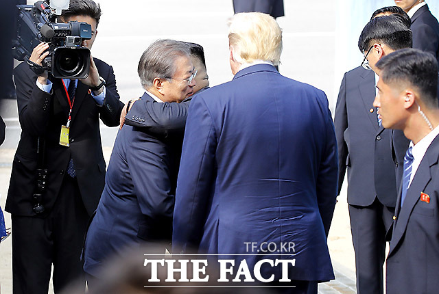 문재인 대통령이 30일 판문점 자유의 집에서 트럼프 미국 대통령과의 정상회담을 끝내고 북으로 돌아가는 김정은 북한 국무위원장과 포옹을 하고 있다. /판문점=뉴시스