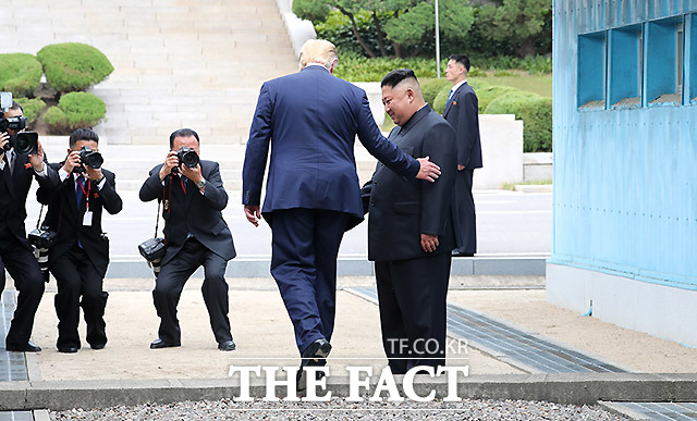 도널드 트럼프 미국 대통령과 김정은 북한 국무위원장이 30일 판문점 공동경비구역(JSA) 군사분계선을 넘어 북측으로 걸어가고 있다. /판문점=뉴시스
