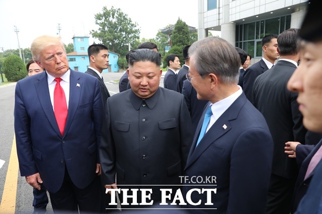문재인 대통령이 30일 판문점 자유의 집 앞에서 김정은 북한 국무위원장, 도널드 트럼프 미국 대통령과 만나 대화하고 있다. /판문점=뉴시스