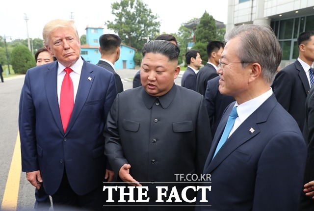 문재인 대통령이 30일 판문점 공동경비구역(JSA) 군사분계선에서 도널드 트럼프 미국 대통령, 김정은 북한 국무위원장과 만나고 있다. /판문점=뉴시스