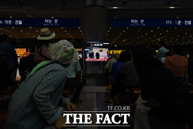 30일 오후 서울 용산구 용산역에서 시민들이 판문점 JSA에서 열린 한·북·미 회동 장면을 시청하고 있다./남윤호 기자