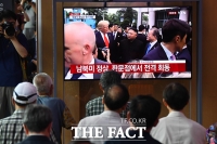 [TF포토] 역사적인 '남·북·미 판문점 회동' 지켜보는 시민들