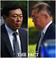 [TF포토] 트럼프와 면담 위해 호텔 들어서는 신동빈-정의선