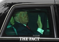 [TF포토] 손 흔들며 청와대 향하는 트럼프