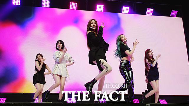 여자친구가 신곡 열대야를 발매하며 여름 활동을 펼친다. /이선화 기자