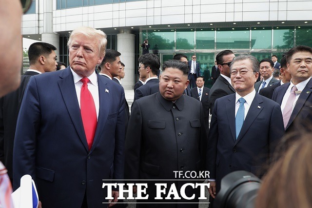 도널드 트럼프 미국 대통령과 김정은 북한 국무위원장, 문재인 대통령(왼쪽부터)이 지난달 30일 오후 판문점 자유의집 앞에서 만나 대화를 나누고 있다. /청와대 제공