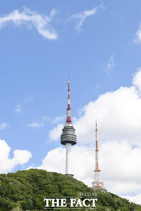 2일은 전국이 대체로 맑은 가운데 볕도 강하게 내리쬐겠다. /더팩트 DB