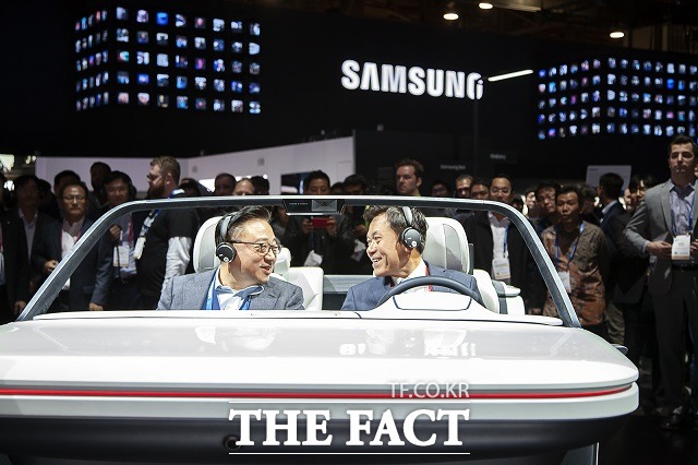 박정호 SK텔레콤 사장(오른쪽)은 지난 1월 미국 라스베이거스에서 열린 CES 2019에서 고동진 삼성전자 IM부문장(사장)과 만나 5G와 모빌리티 등에 대한 협력 방안을 논의했다.