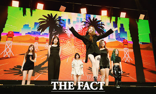 여자친구는 새 앨범 피버 시즌과 타이틀곡 열대야를 발표하며 팬들을 만난다. /이선화 기자