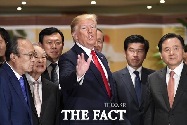 30일 도널드 트럼프 미국 대통령(가운데)이 서울 용산구 그랜드 하얏트 호텔에서 식품·유통업계 총수들과 간담회를 가졌다. 이들 기업은 모두 미국에서 사업을 하거나 계획 중인 곳으로 알려졌다. /뉴시스