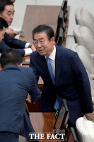 [TF포토] '민주주의위원회' 시의회 통과, 인사하는 박원순 서울시장