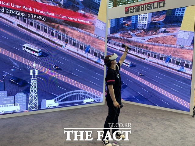 LG유플러스는 2일 서울 용산 본사에서 기자간담회를 개최하고 5G 네트워크를 기반으로 한 클라우드 VR 게임 시장에 본격 진출한다고 밝혔다. LG유플러스 직원이 용산 사옥에 마련된 체험존에서 5G 클라우드 VR 게임을 시연하고 있다. /용산=서민지 기자