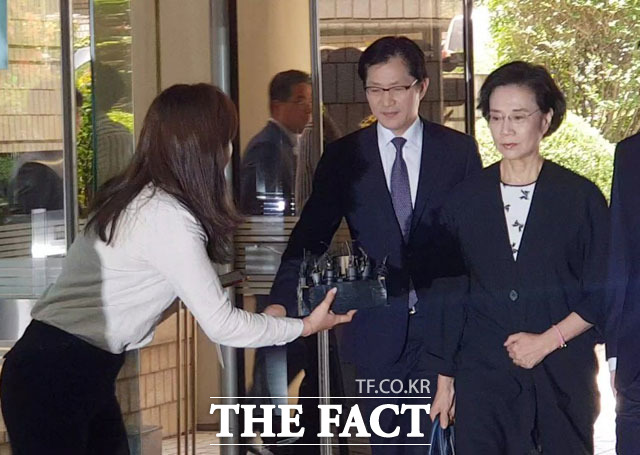 이명희 전 일우재단 이사장이 법원 내부로 들어가고 있다. 이 전 이사장은 취재진의 질문에 아무런 답을 하지 않았다. /서울중앙지법=이성락 기자