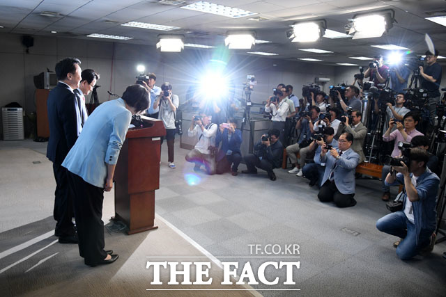 취재진 관심이 쏠린 야3당 대표 기자회견이 국회 정론관에서 진행되고 있다. /남윤호 기자